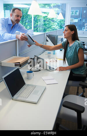 L'homme en passant par la partition de l'écran digital tablet Banque D'Images