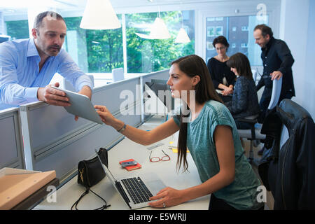 Man and Woman looking at digital tablet Banque D'Images