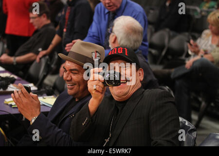 Vendredi 31 janvier 2014, à l'Célébrités Lakers jeu. Charlotte Bobcats Pacers a battu les Lakers de Los Angeles par le score final de 110-100 au Staples Center de Los Angeles CA avec : George Lopez,Danny Trejo Où : Los Angeles California United Stat Banque D'Images