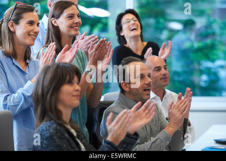 Businesspeople applaudir Banque D'Images