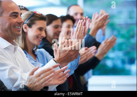 Groupe de personnes applaudissant Banque D'Images