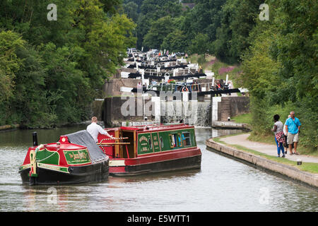 A Hatton Narrowboats écluses sur le Canal Grand Union. Hatton, Warwickshire, Angleterre Banque D'Images