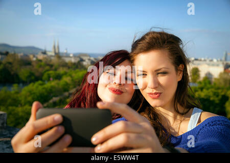 Deux jeunes femmes taking self portrait, Vienne, Autriche Banque D'Images