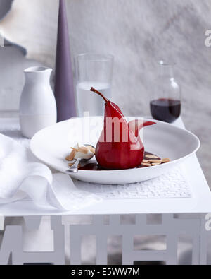 Bol avec poire pochée au vin rouge Banque D'Images