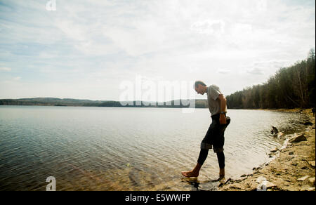 Young male hiker prenant peur de la pagaie dans lake Banque D'Images