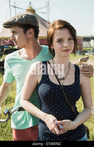 Portrait of young couple at fête foraine Banque D'Images