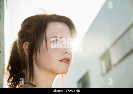 Portrait de jeune femme sensuelle sur street Banque D'Images