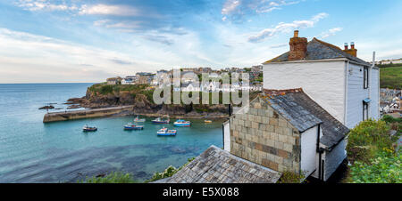 Soirée à Port Isaac un village de pêcheurs sur la côte nord de Cornwall qui a figuré dans de nombreux films et émissions de télévision Banque D'Images