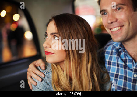 Couple going out in city taxi la nuit Banque D'Images