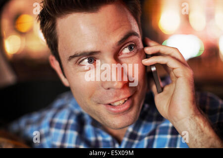 Mid adult man talking on smartphone in city taxi la nuit Banque D'Images