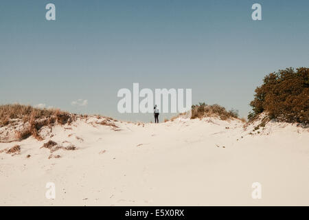 Mid adult woman standing on sand dunes, Jones Beach, New York State, USA Banque D'Images