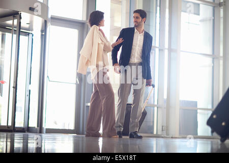 Les jeunes young arrivant à conference centre Banque D'Images