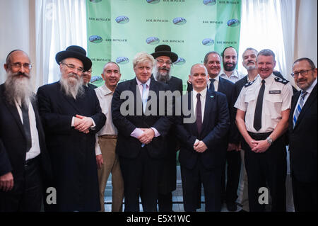 Londres, Royaume-Uni. 7 Août, 2014. Le maire Boris Johnson pose pour des photos avec le Rabbin Osher Schapiro et les membres de la communauté juive orthodoxe à Stamford Hill, Londres/Cruciatti Crédit : Piero Alamy Live News Banque D'Images