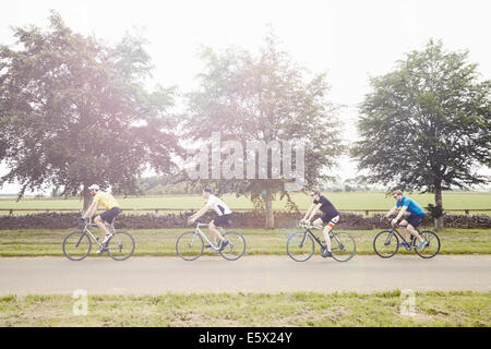 Les cyclistes sur route de campagne, Cotswolds, Royaume-Uni Banque D'Images