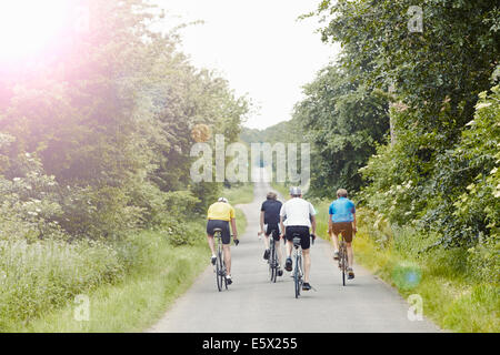 Les cyclistes sur route de campagne, Cotswolds, Royaume-Uni Banque D'Images