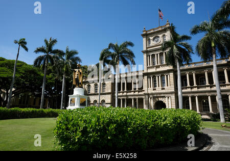 HONOLULU, Hawaï, 3 août, 2014. Le Roi Kamehameha I statue devant le bâtiment Aliiolani Hale dans Honolulu, Oahu, Hawaii. Banque D'Images