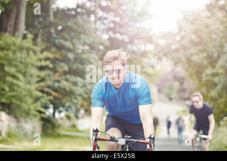 Les cyclistes sur route de campagne, Cotswolds, Royaume-Uni Banque D'Images