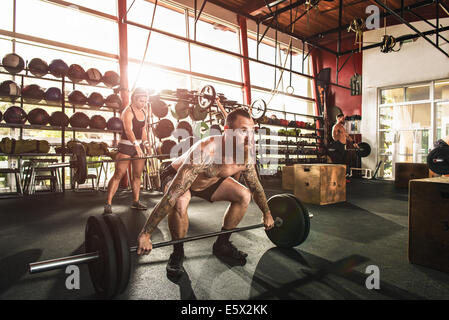 Levage de bodybuilders en Haltères fitness Banque D'Images