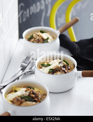 Bols de pecorino, champignons porcini, soupe d'huile de truffe avec sage garnir sur compteur cafe Banque D'Images