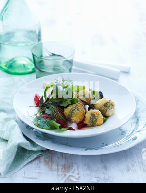 Plaque avec bocconcini et de sauge fraîche (de petites boules de mozzarella beignets) avec salade Banque D'Images