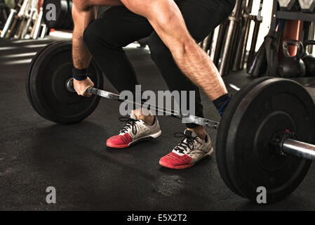 Flexion bodybuilder pour soulever en Haltères fitness Banque D'Images