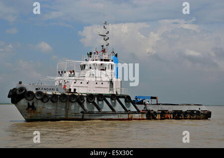 Mawa, le Bangladesh. 6e août, 2014. Le Bangladesh Tugboat Kandari-2 avec sonar puissant scanner recherche l'emplacement de l'épave du ferry dans l'eau sur la rivière Padma dans le district de Munshiganj, quelque 37 km de la capitale Dhaka, Bangladesh, le 6 août 2014. Le bilan des morts de lundi's ferry capsizal est passé à 23 après sept autres corps ont été récupérés loin de l'endroit où le navire a coulé avec environ 250 passagers à bord, a annoncé la police. © Shariful Islam/Xinhua/Alamy Live News Banque D'Images