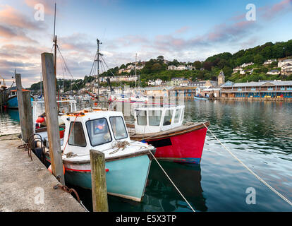 Bateaux de pêche dans le port de Looe, sur la côte sud des Cornouailles Banque D'Images