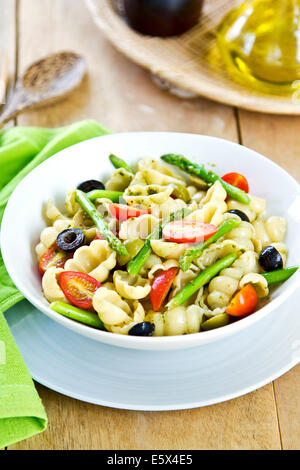 Gnocchi aux asperges salade d'olive et au Pesto dans Banque D'Images