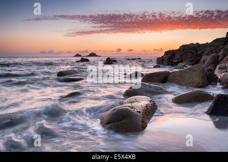 Beau coucher du soleil à Porth Nanven Cove également connu sous le nom de lit bébé Valley beach près de Penzance en Cornouailles Banque D'Images