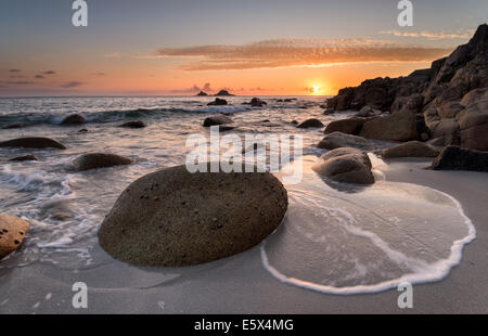 Magnifique coucher de soleil à l'anse de Porth Nanven également connu sous le nom de lit bébé Valley beach près de Penzance en Cornouailles Banque D'Images