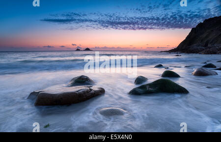 Coucher du soleil à Porthnanven Cove également connu sous le nom de lit bébé vallée près de St Just à Cornwall Banque D'Images