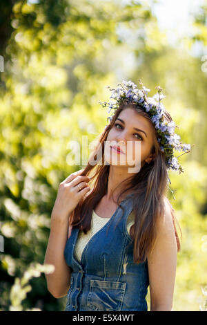 Portrait de jeune femme belle blonde nature Banque D'Images