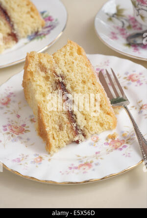 Gâteau éponge Victoria sur la chine floral vintage Banque D'Images