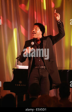 Washington DC, Etats-Unis. 5e août, 2014. Chanteur américain Lionel Richie effectue "facile" au cours d'un dîner à l'occasion du Sommet des dirigeants des États-Unis-Afrique sur la pelouse Sud de la Maison Blanche à Washington D.C., 5 août 2014. Le président Barack Obama est la promotion des relations commerciales entre les États-Unis et les pays africains durant les trois jours du Sommet des dirigeants aux Etats-Unis et en Afrique, où 49 chefs d'État se réunissent à Washington. © AFP PHOTO alliance/Alamy Live News Banque D'Images