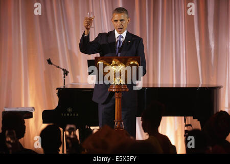Washington, DC, USA. 5e août, 2014. Le président des États-Unis Barack Obama soulève un verre et d'un toast à ses invités lors d'un dîner à l'occasion du Sommet des dirigeants des États-Unis-Afrique sur la pelouse Sud de la Maison Blanche à Washington, DC, USA, 5 août 2014. Le président Barack Obama est la promotion des relations commerciales entre les États-Unis et les pays africains durant les trois jours du Sommet des dirigeants aux Etats-Unis et en Afrique, où 49 chefs d'État se réunissent à Washington. Credit : Chip Somodevilla/Piscine via CNP/DPA - AUCUN FIL SERVICE - © dpa/Alamy Live News Banque D'Images