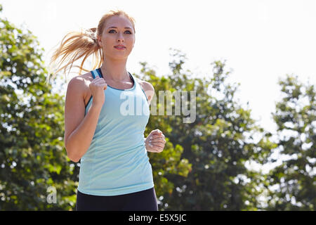 Woman running in park Banque D'Images