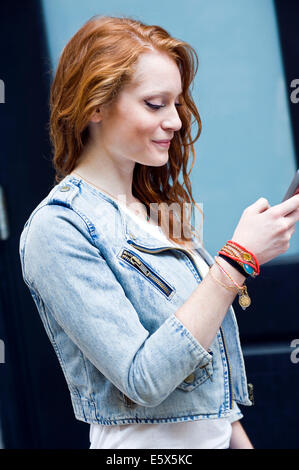 Portrait of young woman using mobile phone Banque D'Images