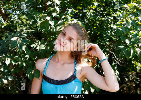 Portrait de jeune femme belle blonde nature Banque D'Images