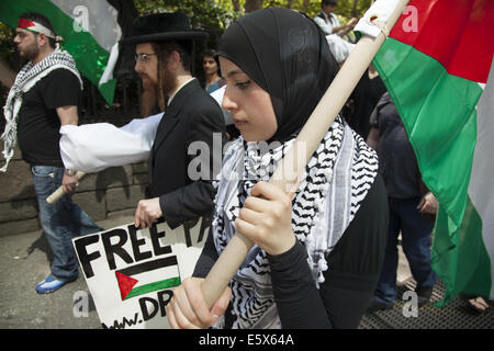 Les membres de la communauté juive de New York, des militants de la paix et Palastinians rassemblement contre les bombardements de civils palestiniens d'Israël Banque D'Images