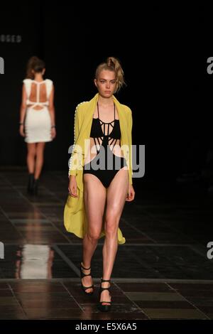 Copenhague, Danemark. 7e août, 2014. Un modèle présente des créations de designer Stine Ladefoged du Danemark au cours de la Fashion Week de Copenhague, à Copenhague, Danemark, 7 août 2014. Source : Xinhua/Alamy Live News Banque D'Images