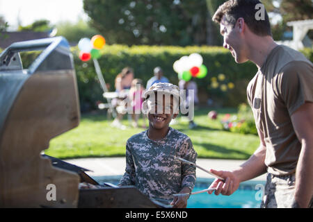 Et soldier boy barbecue à homecoming party Banque D'Images