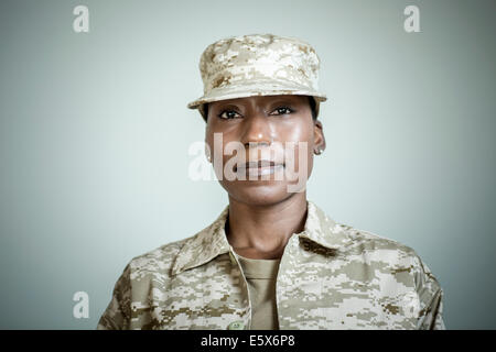Studio portrait of female soldier Banque D'Images