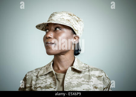 Studio portrait of female soldier looking sideways Banque D'Images