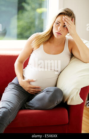 Femme enceinte assise seule Banque D'Images
