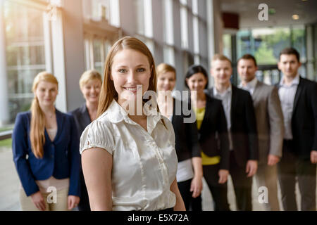 Portrait de l'homme et de la femme dans l'équipe business office Banque D'Images
