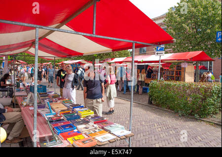 Le livre blanc rouge est rempli de livres de seconde main et plein de gens à la recherche d'achats autour. Banque D'Images