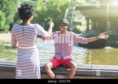 Jeune couple photographing with digital tablet, Bethesda fountain, Central Park, New York City, USA Banque D'Images