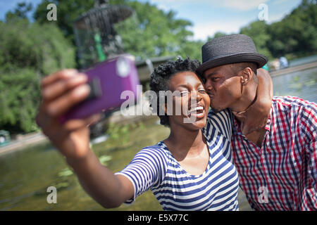 Couple avec selfies smartphone, Bethesda fountain, Central Park, New York City, USA Banque D'Images