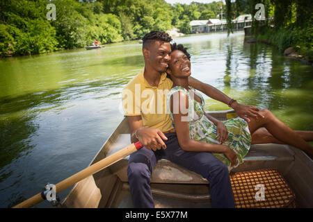 Jeune couple d'aviron sur le lac de Central Park, New York City, USA Banque D'Images