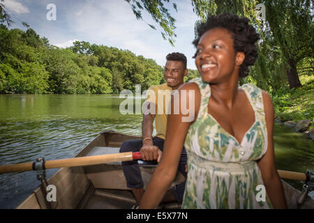 Jeune couple en bateau à rames sur le lac de Central Park, à New York City, USA Banque D'Images